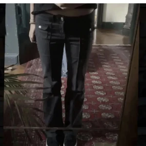 Svarta bootcut jeans - Säljer ett par svarta bootcut jeans/byxor. De är lågmidjade och har en snygg passform. 🖤