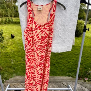 Klänning  - Figurnära långklänning i stretchigt bomullsmaterial