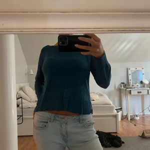 Blå långärmad tröja - Säljer en snygg blå långärmad tröja i storlek S. Tröjan har en normal passform med jätte mysigt å löst material! Perfekt för höst och vår! 💙