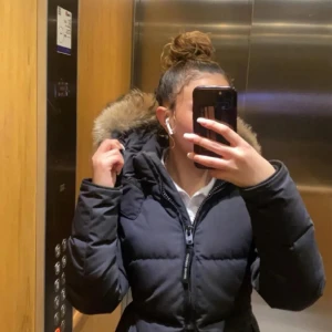 Canada coose chelsea  - Säljer en jätte fin canada coose Chelsea modell. Strl S. Använd en vinter och i mycket bra skick .Priset kan diskuteras i snabb affär. Kan mötas upp i göteborg . Kvitto finns. Ny pris : 11000. Köparen står för frakten