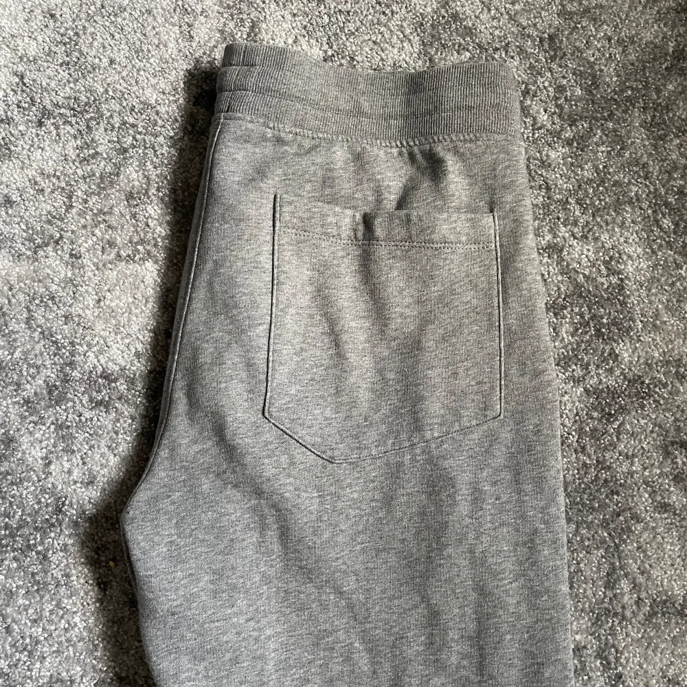 Helt nya Peak Performance Sweatpants i storlek M | Skick 10/10 helt nya! | Nypris 1100kr | Priset kan diskuteras och postar alltid inom 24 timmar!. Jeans & Byxor.