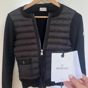 moncler cardigan - strl 1 dvs small, skriv vid frågor osv ❤️ QR KOD FINNS I JACKAN