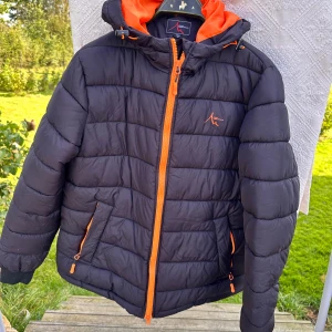 Jacka - ”Täckjacka” med dragkedja uppe och nere. Passar i stall,skidåkning etc.