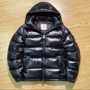 Moncler maya Stl S - Bra skick 7/10 Nfc skann finns Använd en vinter bara Pris kan diskuteras för snabb affär 