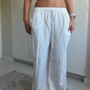 Linne byxor  - Uppsydda till någon som är 158. 2 fläckar jag inte märkte förens nu på benet. För små för mig(inte jag på bilden utan min kompis som e 152)Skriv för mer info!