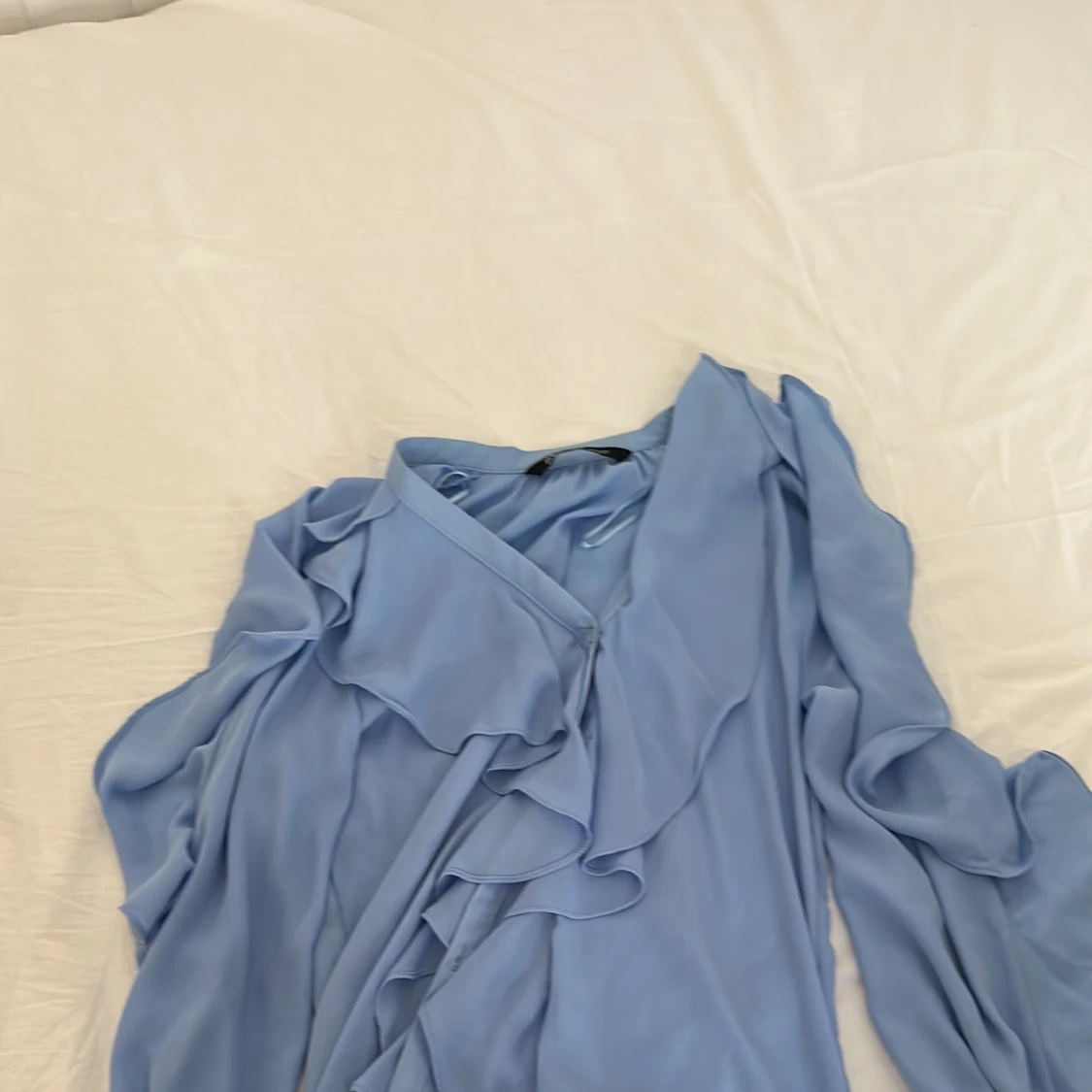 Blå blus med volanger 🦋