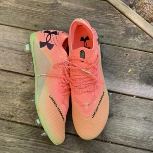 Under atomur elite fotbollskor - Under armour elite fotbollsskor. Aldrig användt, otroligt bra skick!