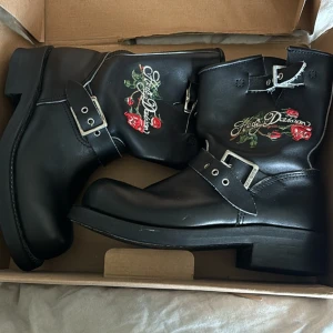 Harley davidson motorcykel stövlar - Säljer min mormors gamla motorcykelstövlar, stövlarna är använda en gång bara och köpta mellan 1998-2000 så de är en väldigt gammal modell och fina skor. Skorna är gjorda av äkta skinn med inga skador på sig.