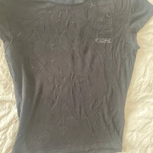 Hyfsat ny len svart t-shirt  - Super skön (den är inte nopprig som det ser ut på bilden) den tvättas såklart innan jag skickar den.  (Priset kan diskuteras)