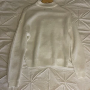 Stickad tröja - Stickad tröja från newyorker, använd Max 2 gånger  Säljer pågrund att att jag aldrig använder den, bra skick   100kr exklusive frakt  En bortklippt lapp