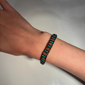 Pärlarmband rosa och blå! - Ett handgjort pärlarmband med rosa och blå genomskinliga pärlor 16cm!