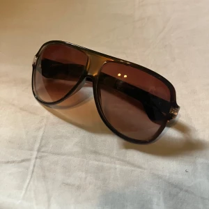 Glasögon  - Tjena säljer nu ett par Glasögon som är riktigt feta och bra skick, skriv om ni är intresserade så kommer vi till ett bra pris💫