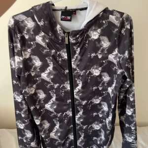 Tränings jacka  - En tränings jacka i storleken 146/152 men skulle säga att den är större i storleken Bra stick 
