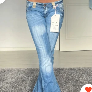Lågmidjade jeans - Midjemått rakt över: 37 cm Innerbenslängd: 80 cm Jättefina lågmidjade bootcut jeans! Köpta på Plick och lånade bilder från förra säljare då dom är för små för mig💗skriv för egna bilder Köpta för 700 och helt oanvända av mig