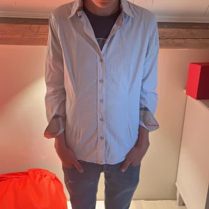 Burberry skjorta  - Tjena säljer denna feta burberry skjorta, 8/10 skick men ingen synlig skada, köpte den för ett år sedan och den är storlek L men skulle säga att den passar M