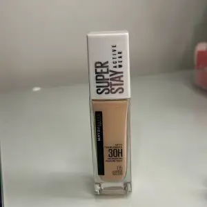 Säljer en Super Stay Active Wear Foundation från Maybelline. Denna foundation har en hållbarhet på upp till 30 timmar och kommer i färgen 05 Light Beige. Perfekt för en långvarig och felfri finish! Den är använd ett få antal gånger, men etiketten skrapades av när jag torka flaskan!💗