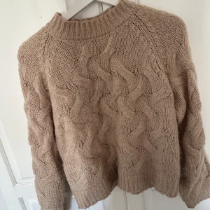 Stickad tröja - Väldigt snygg stickad tröja i beige från nakd!  Skriv pm för mer bilder