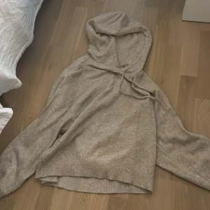 Stickad tröja med luva  - Jättefin stickad tröja med luva  som liknar soft goat, knappt använd. Den är i M men passar mig dom har S i många kläder. Super mysig och passar oerfekt nu till hösten. Tveka inte att höra av dig vid frågor💖