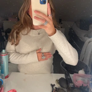 Beige stickad tröja från Vero Moda - Säljer en supermysig beige stickad tröja från Vero Moda i storlek XS. Tröjan är perfekt till hösten och vintern! Den är lite nopprig där av priset men det går säkert att lösa med noppermarkin❤️pris går att diskuteras!