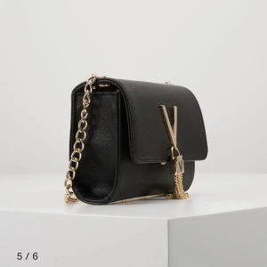 Valentino väska - Säljer min jättefina axelbandsväska från valentino. Det är en axelbandsväska men kan även användas som en kuvertväska som man ser på sista bilden. Nästan i nyskick då den knappt är använd. Nypris: 849. Pris går att diskutera och hör av dig vid fråger