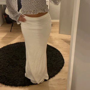 Vit långkjol  - Vit långkjol från bik bok i storlek S. 