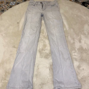 Lågmidjade ljusgråa jeans - Ett par vintage jeans i färgen ljusgrå! Jeansen är lowwaist❤️ 