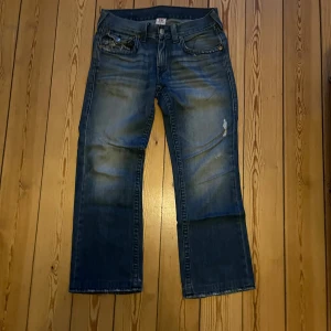 True religions - Tja säljer mina trues köpte av en grabb p plick för typ ett halvår sen, längd 99 cm, midja 41cm, lårbredd 26cm, benöppning 23,5cm
