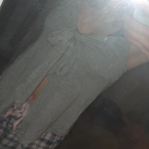 Gina tricot topp - En ny gina tricot tröja i storleken XS. Har tappat intresset för toppen och den har blivit för liten. Pris kan diskuteras!:)