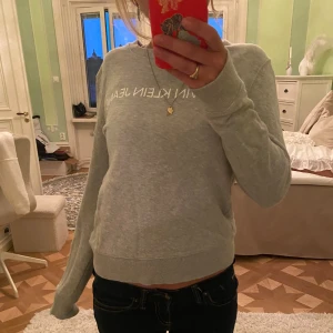 Calvin Klein Jeans tröja - Säljer denna jättesköna och stilrena Calvin Klein tröjan i nyskick. Endast använd ett fåtal gånger! Nypris 900 kr🌸
