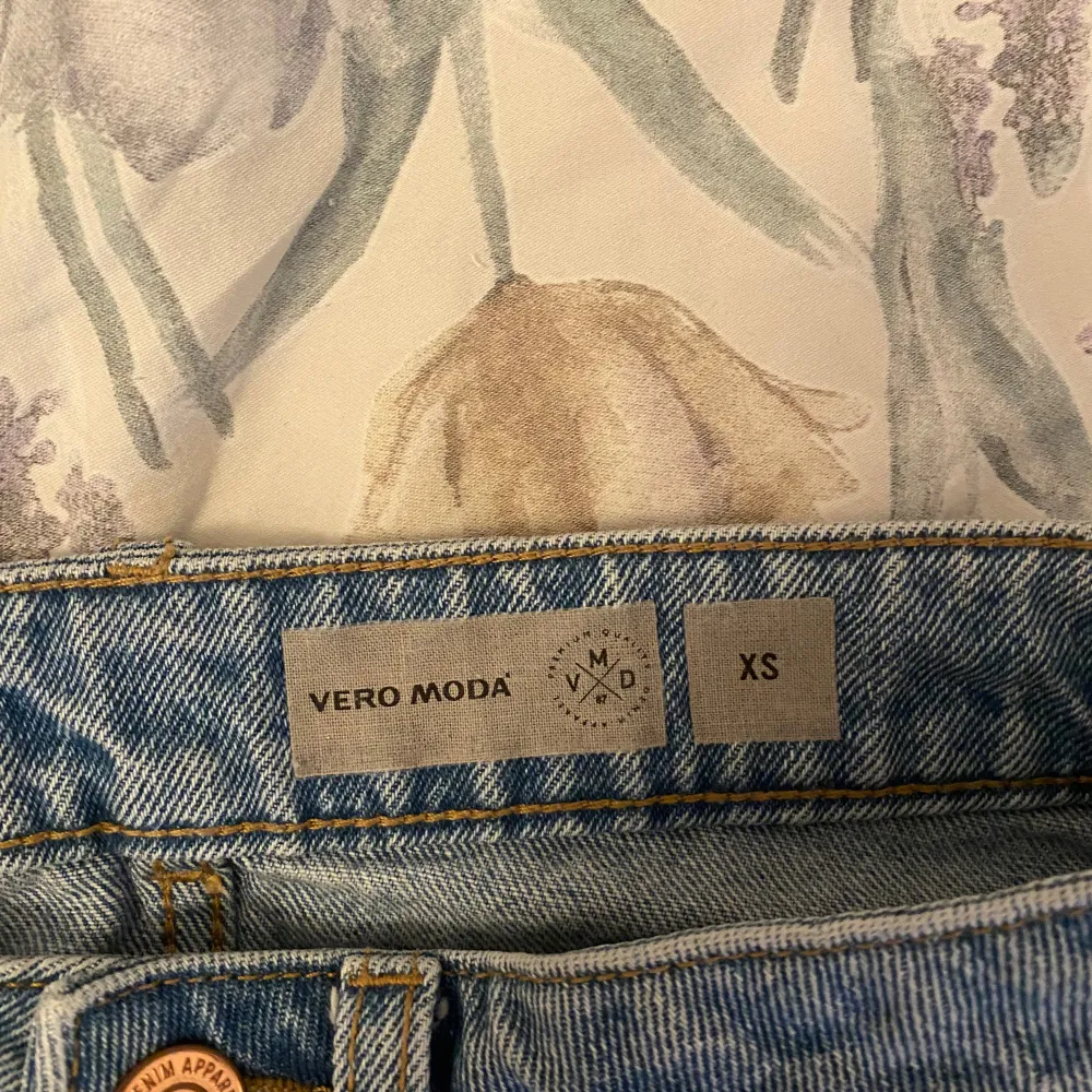 Säljer denna denim kjol från Veromoda. Nyskick, inte använd mer än 2 ggr. Köpt för 380 kr.. Kjolar.