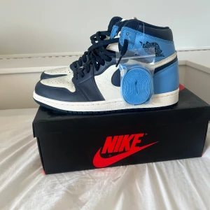 Nike air jordan 1 high ”obsidian” storlek 43 - Säljer ett par Nike Air Jordan 1 High ”obsidian” i storlek 43. Skorna är endast testade och i gott skick och kommer med originalboxen.