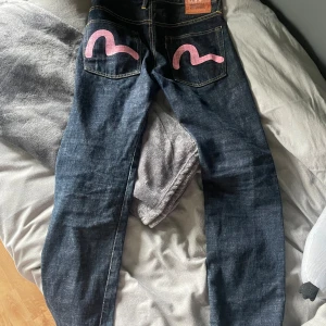 Evisu jeans - Säljer dessa jag köpte på plick eftersom de var för små, midjemått: 80 cm, innebenslängd: 77 cm, bara att skicka för fler bilder eller frågor🫶🏼