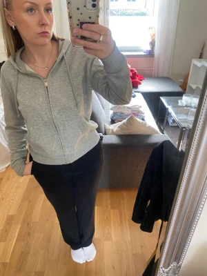 Grå zip-hoodie - En grå zip hoodie från H&M, sparsamt använd