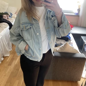 Croppad oversized jeansjacka - En riktigt snygg croppad oversized jeansjacka🩵