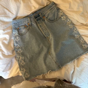 Jeanskjol - Säljer denna jättefina denim kjol ifrån Levis. Köpt för ganska längesedan så finns inte att köpa längre. I princip oanvänd, kom privat för fler bilder eller frågor🥰