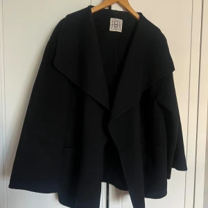 Toteme kappa - Short annecy coat ifrån Toteme. Jag kan mötas upp om du bor i Stockholm