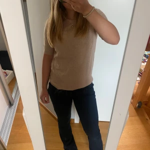 Stickad t-shirt  - Finstickad t-shirt från zara. Säljer då den inte kommer till användning längre💗