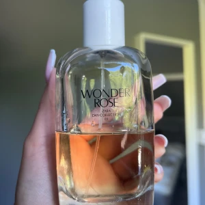 Parfym Zara - Wonder rose parfym från zara 180ml halva flaskan kvar, den luktar lite blommigt och fruktigt🤍🌸