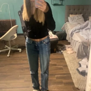 Jeans från Gina tricot  - Jeans i storleken 34.