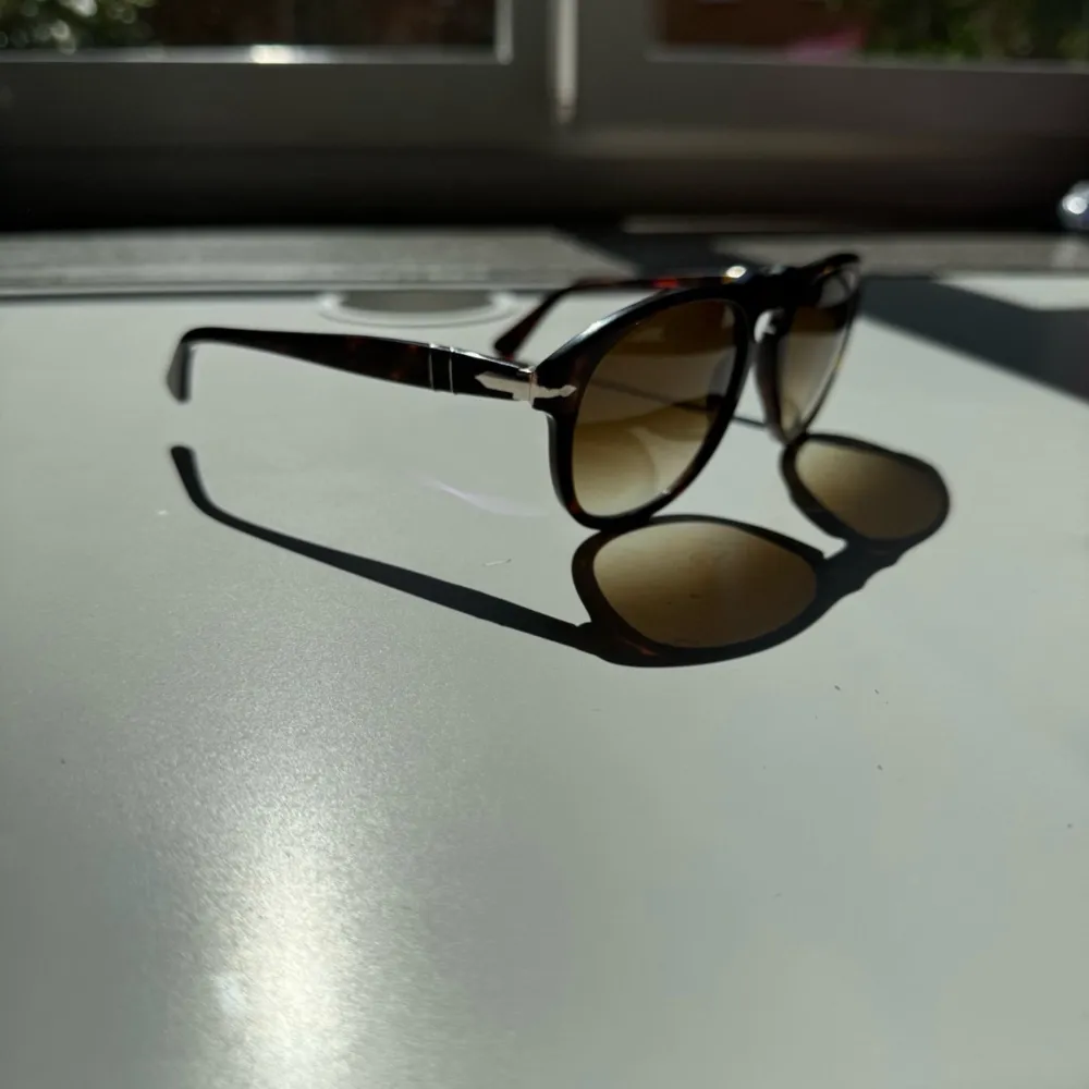 Schyssta Persol solbrillor perfekta nu mot sensommaren, perfekta på dig som är trött på Rayban boyfriend och vill ha något unikt Modell Persol PO649 24/31 5 Retail pris 3000kr mitt pris 799 8/10 cond tecken av användning kan förekomma. Asusteet.