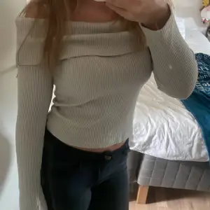 Off shoulder tröja från Gina tricot i storlek M, i färgen beige/ kall grå❤️❤️ I Toppskick