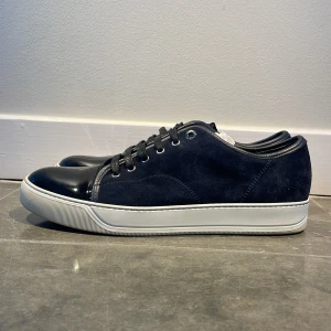 Lanvin skor - Hej! Säljer nu dessa stilrena och snygga skor från Lanvin!🎉Skick: nästan som nya. Retailpris: Ca 4500kr. Köp för endast:2899kr!😃 Vid frågor eller funderingar är det bara att höra av dig. Priset går att diskutera!💸