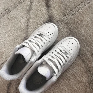 Air force 1 - Helt nya oanvända air force one i strl 37,5. Säljer då jag fick dem i present och dem passade ej mig i strl☺️☺️