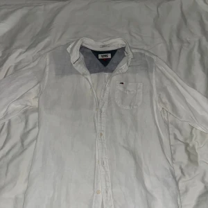 Linne Skjorta Hilfiger - Säljer nu en fräsch linneskjorta från Tommy Hilfiger. Säljer för att den inte passar. Använd 2 gånger, inga defekter, ser ut som ny! Skick 9,5 🤩. Storlek S. Passar dig som är runt 175🔥Ställ gärna frågor 😊