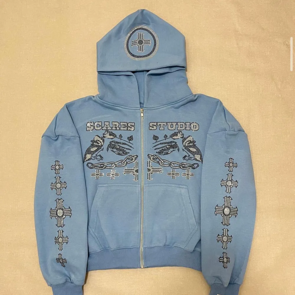 Rare Scares Studios Rhinestone zip-up. Nypris 1250. Jättefint skick, använd 2-3 ggr. Alla stenar sitter kvar. Den är lite croppad, kan skicka fitpics i pm vid intresse. Rekommenderad längd: 170 eller kortare för en mer normal fit.. Hoodies.