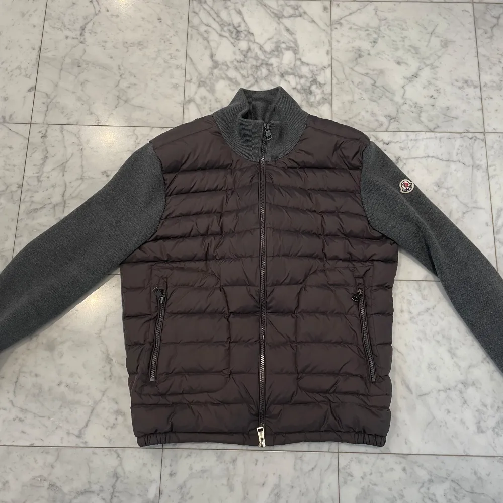 Grå moncler cardigan i storlek S  Perfekt till höst! Villig att gå ner i pris vid snabb affär! . Jackor.