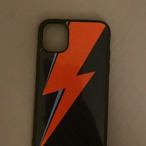 Blixt mobilskal  - Ett jätte snyggt mobilskal för iPhone 11 från bjornberry som har tecken på användning men i bra skick! Hör av er via intresse och kom gärna med prisförslag.💋⚡️