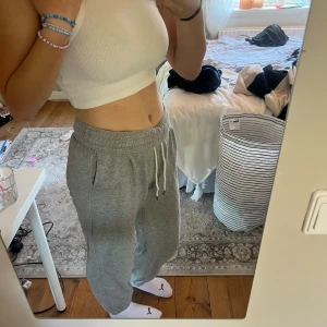 Mjukis från hm  - Gråa mjukisbyxor från hm strl s. Säljes då de inte kommer till användning🤗