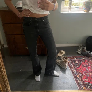 Jeans - Säljer mina svarta straight jeans från Zara. Storleken är 38 och sitter lite baggy på mig som vanligtvis har storlek 36. Jättebra skick. ❤️