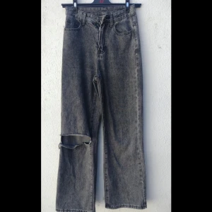 Utsvängda jeans från Shien  - Jeansen har ett hål i sig som inte ingick i designen, annars i bra skick, säljs för att de inte längre passar 